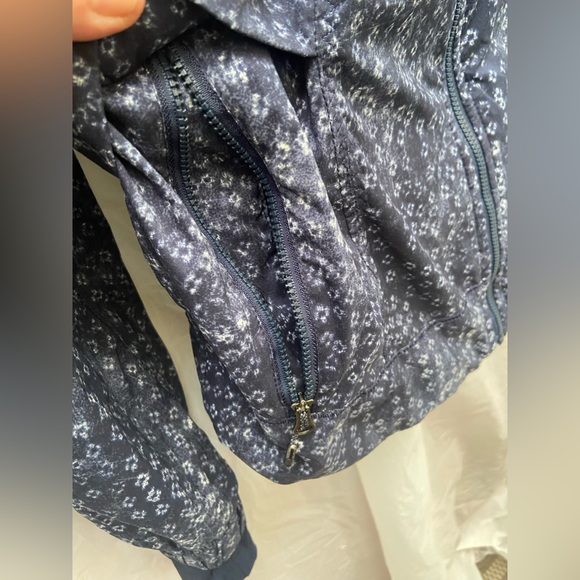Lululemon size 6 zip up hooded jacket blue/white in excellent condition - Picture 8 of 14